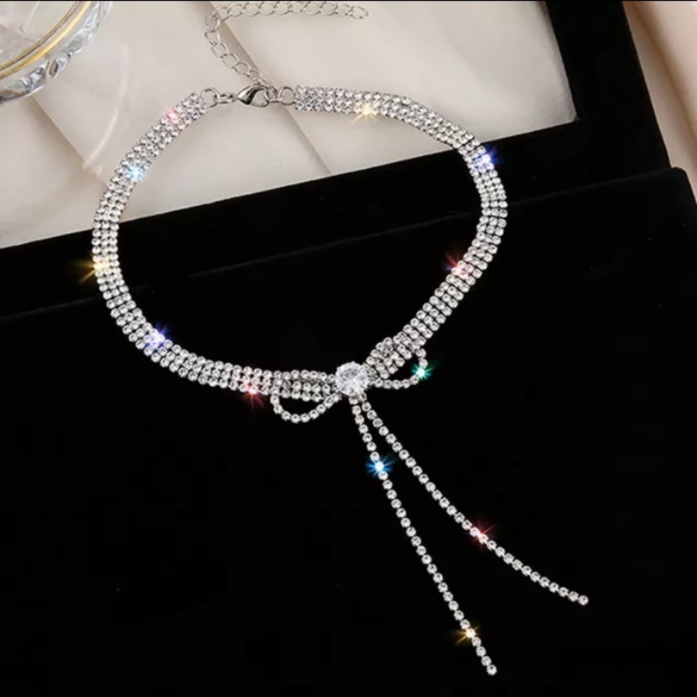 ๐ Silver Rhinestone Bow Choker Necklace - Picture 3 of 6